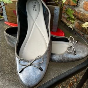 Silver flats with bow size 11